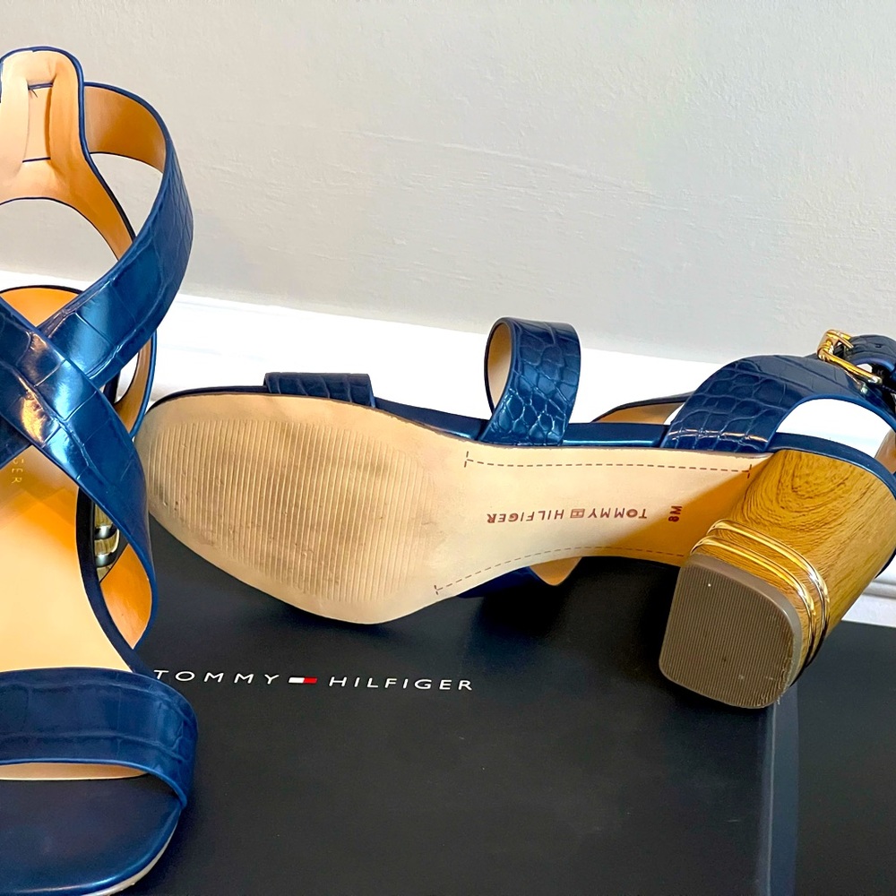 Tommy Hilfiger medium blue LL shoe size 8M, open shoe with reptile look.
